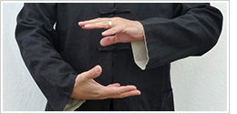 Qigong Hände in Ballhaltung
